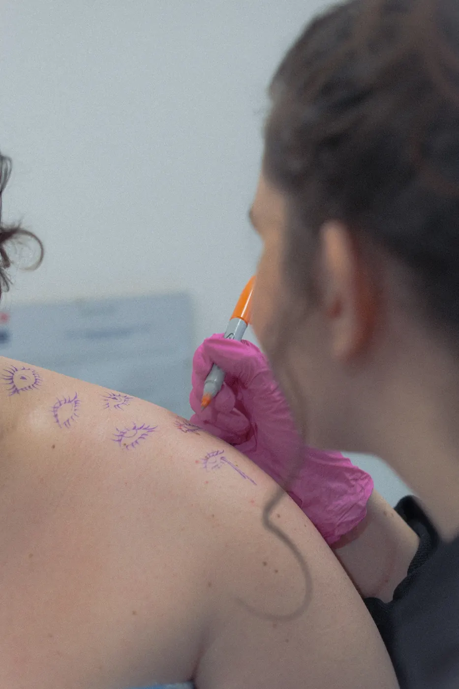 Préparation et traçage d'un motif de tatouage